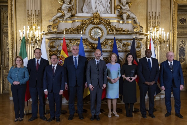 Leaders from Italy, Poland, Spain, Ukraine, France, Germany and the EU pose for a group photo.