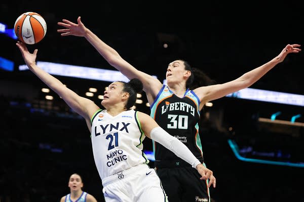 minnesota lynx basket players on the court