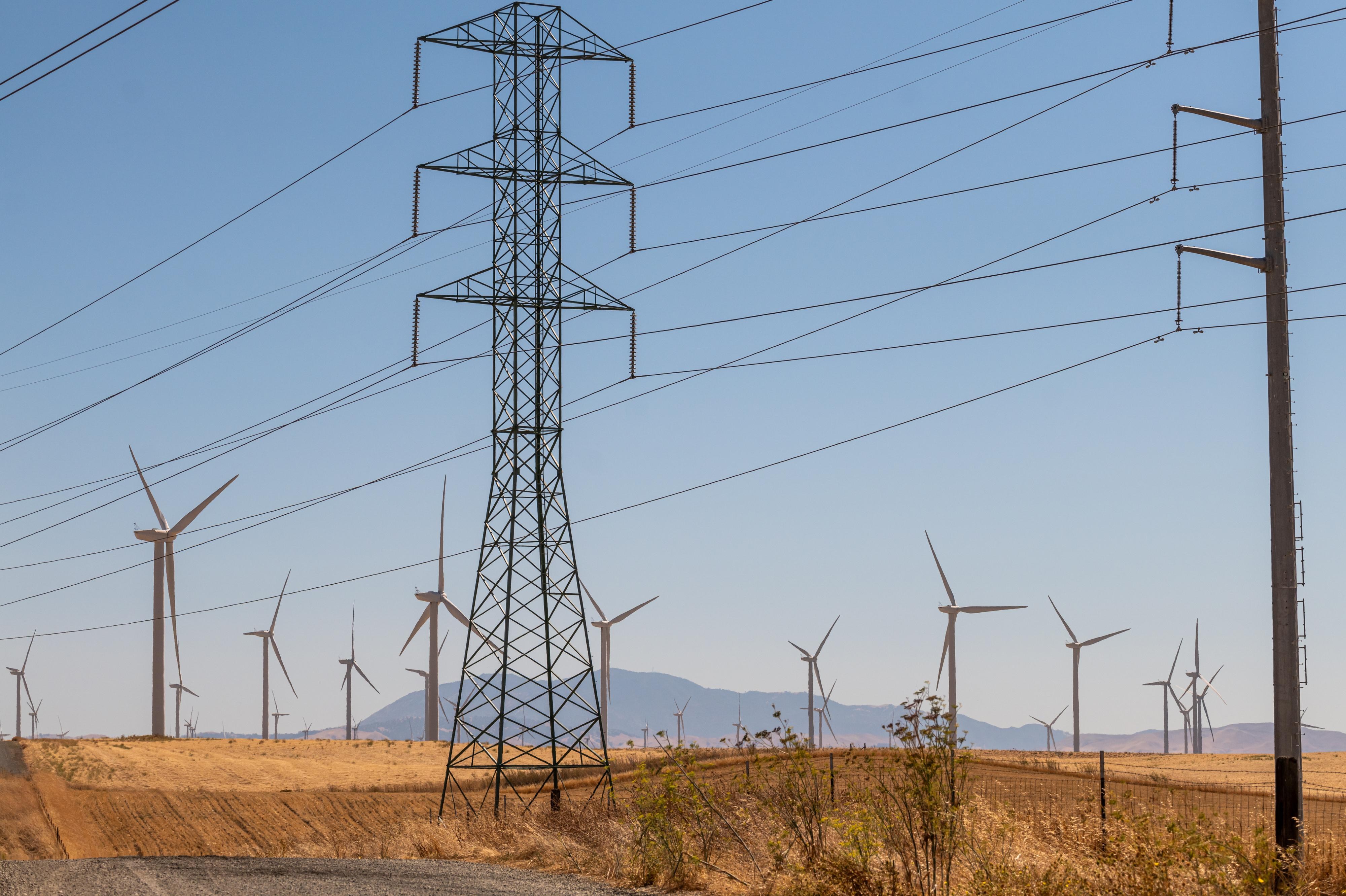 Power transmission lines and wind turbines 